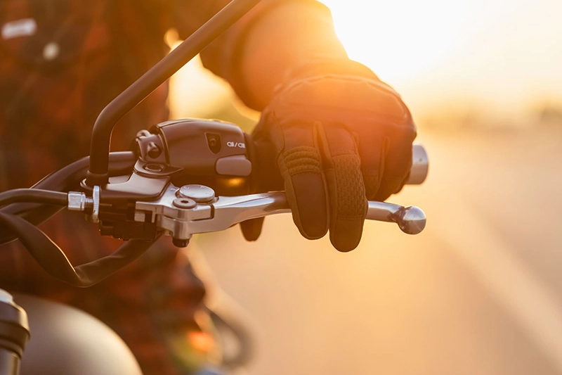 重い腰がふわりと浮く！「軽さ」が生んでくれる新しいバイク時間